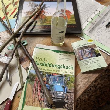 Fachbücher und Reiser: Fachsimpeln am Tisch