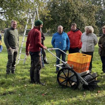 Vernetzungstreffen 2025: Gruppe um Erntetechnik auf der Streuobstwiese